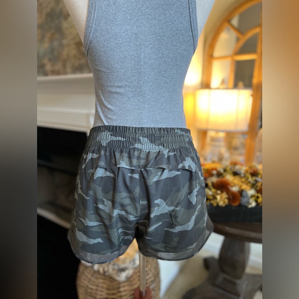 EUC! ATHLETA MESH RACER RUN MID RISE 4 SHORT size small - Picture 4 of 12